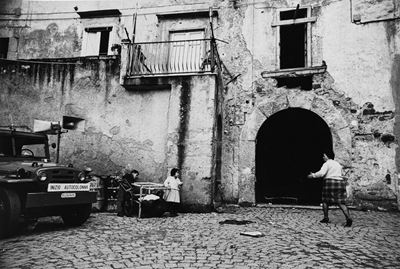 Pozzuoli, sfollamento - Stampa vintage alla gelatina ai sali d'argento (1970)