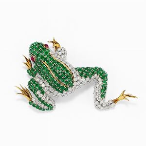  - Spilla in oro bicolore 18k, diamanti, smeraldi e rubini