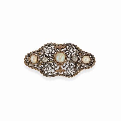 Spilla in argento e oro giallo 18K, decorata con perle e diamanti, inizio XX secolo