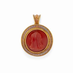 A 18k yellow gold and carnelian pendant, early 20th Century, with box