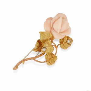  - Spilla in oro bicolore 18k, corallo rosa e diamanti