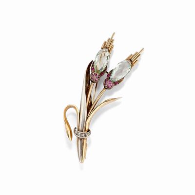 Spilla in oro bicolore 18k, con acquamarine e zaffiri rosa, circa 1950