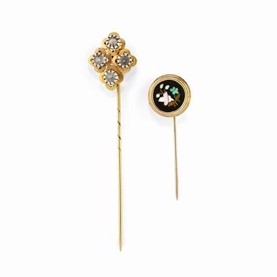 Due spille in oro giallo 18k con diamanti sintetici e micromosaico