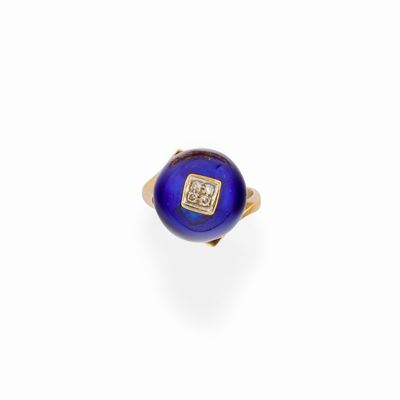 Anello in oro giallo 18k con smalto blu e diamanti taglio huit-huit