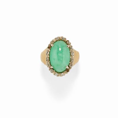 Anello in oro bicolore 18k con giadeite cabochon e diamanti