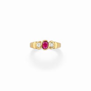  - Anello in oro giallo 18k, rubino e diamanti
