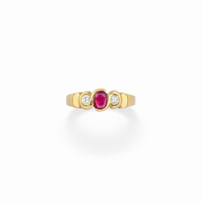 Anello in oro giallo 18k con rubino ovale e diamanti