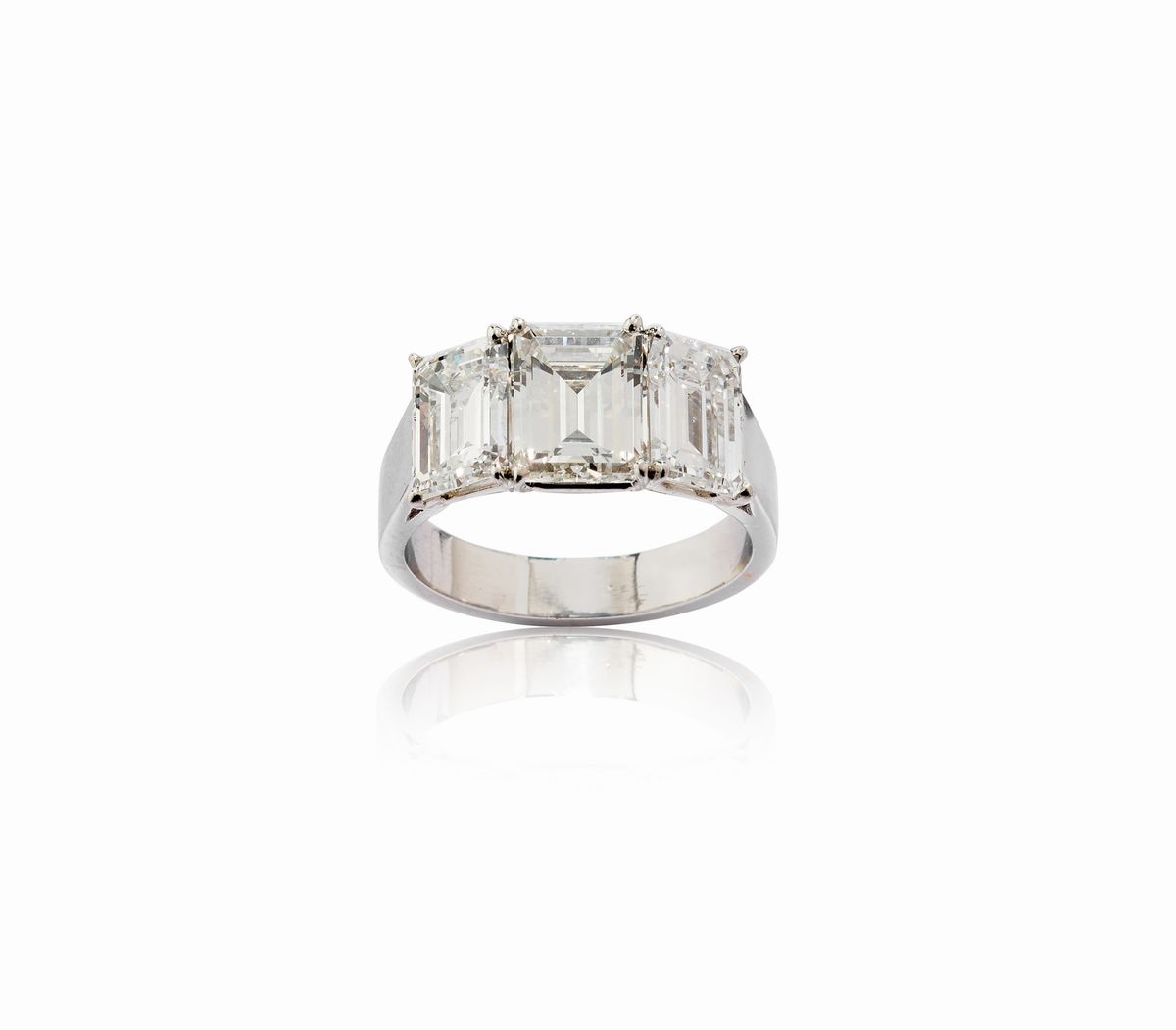 Anello in platino con diamanti rettangolari, ct 1,99, 1,27 e 1,30