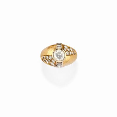 Anello in oro giallo 18k con diamanti taglio brillante e baguette