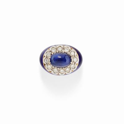 Anello in oro giallo 18K con zaffiro ovale cabochon, diamanti e smalto