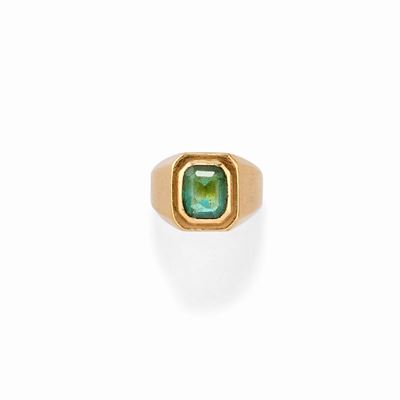 Anello in oro giallo 18k con pietra verde centrale