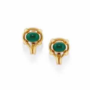  - A 18k yellow gold and chrysoprase earclips