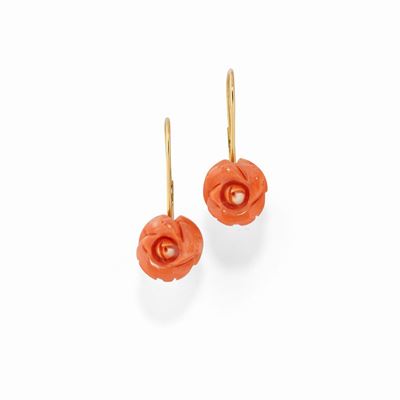 Orecchini in oro giallo 18k e corallo a forma di fiore