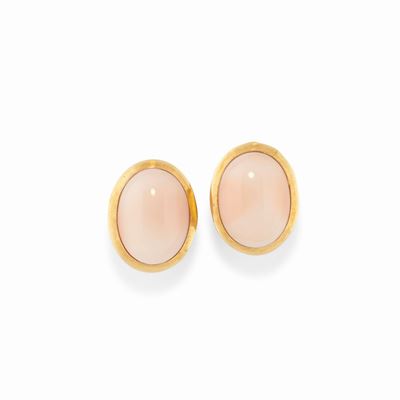Orecchini in oro giallo 18k e corallo rosa, forma ovale con chiusura a perno e clip
