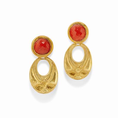 Orecchini in oro giallo 18k e corallo rosso, forma ovale con decoro stilizzato