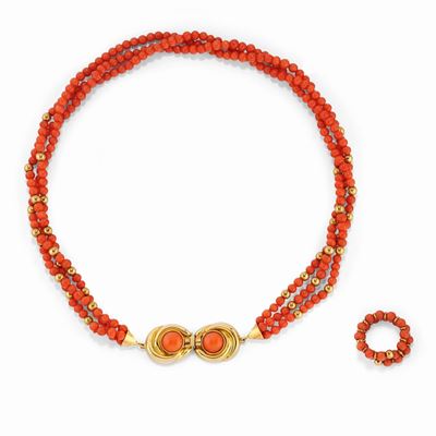 Demi parure in oro giallo 18k e corallo, composta da collana e anello
