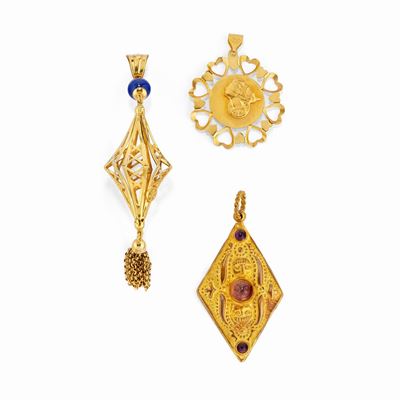 Tre pendenti in oro giallo 18k con pietre dure