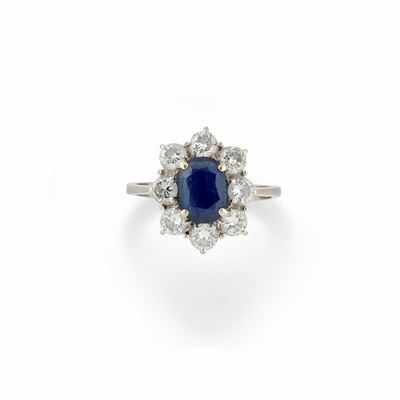Anello in oro bianco 18K con zaffiro ovale e diamanti