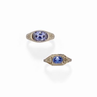 Due anelli in platino con pietre sintetiche blu e incolori, circa 1930