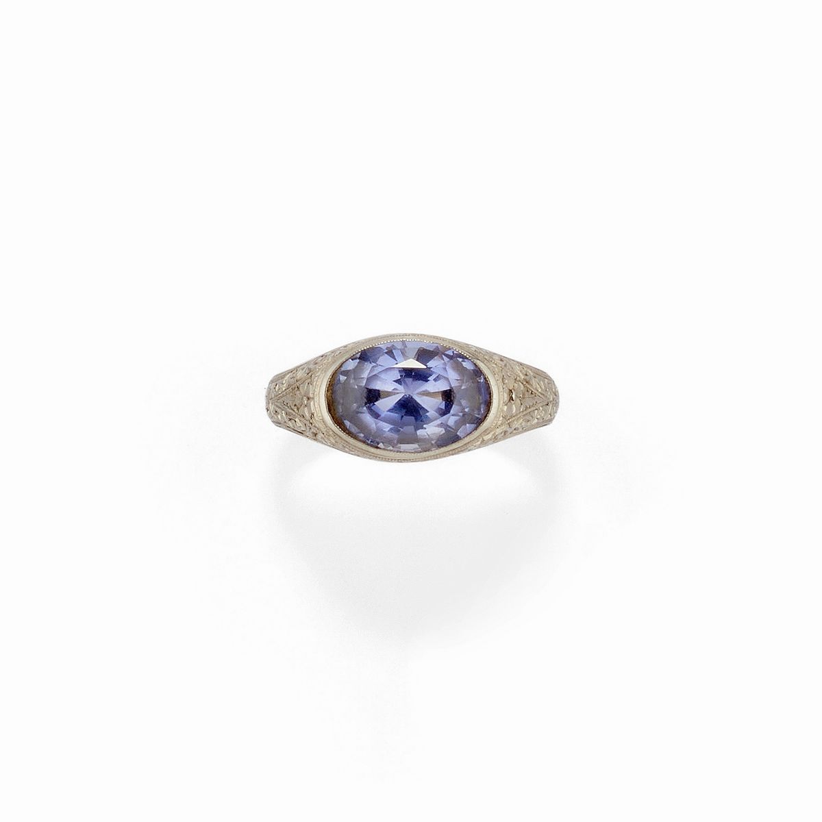 Due anelli in platino con pietre sintetiche blu e incolori, circa 1930