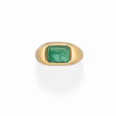 Anello in oro giallo 18k con smeraldo rettangolare