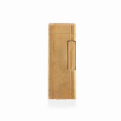 Accendino in oro giallo 18k, forma rettangolare con decoro scanalato