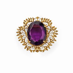 A 18K yellow gold brooch with pearls and amethyst