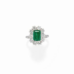  - A 18K white gold, emerald and diamond ring 