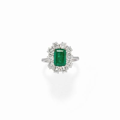 Anello in oro bianco 18K con smeraldo rettangolare taglio a gradini e diamanti