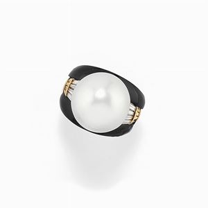 Anello in oro 18k, perla coltivata, onice e diamanti