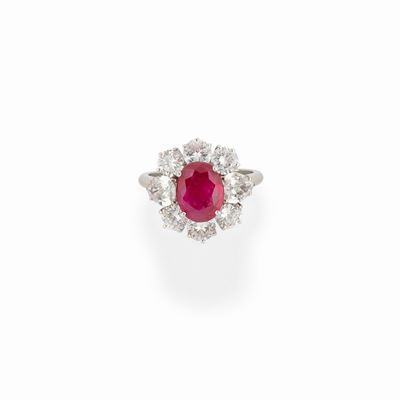 Anello in oro bianco 18K con rubino ovale di ct 2,50 e diamanti
