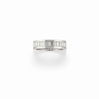 Eternity, Anello in oro bianco 18K con diamanti baguette