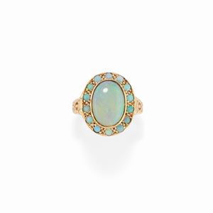  - Anello in oro giallo 14K con opali