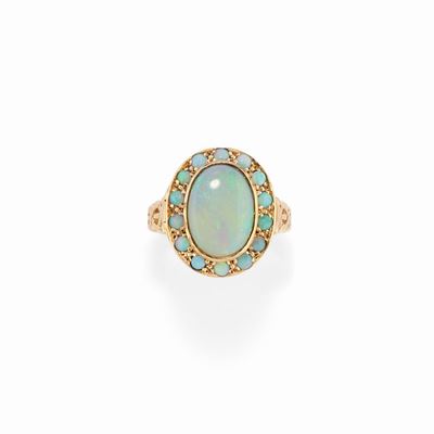 Anello in oro giallo 14K con opale centrale e decorazioni in opali rotondi