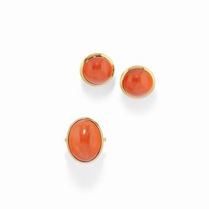 A 18K yellow gold and coral demi-parure, ring and earrings
