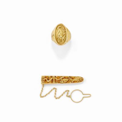 Fermacravatte e anello in oro giallo 18K, con scultura in alto rilievo