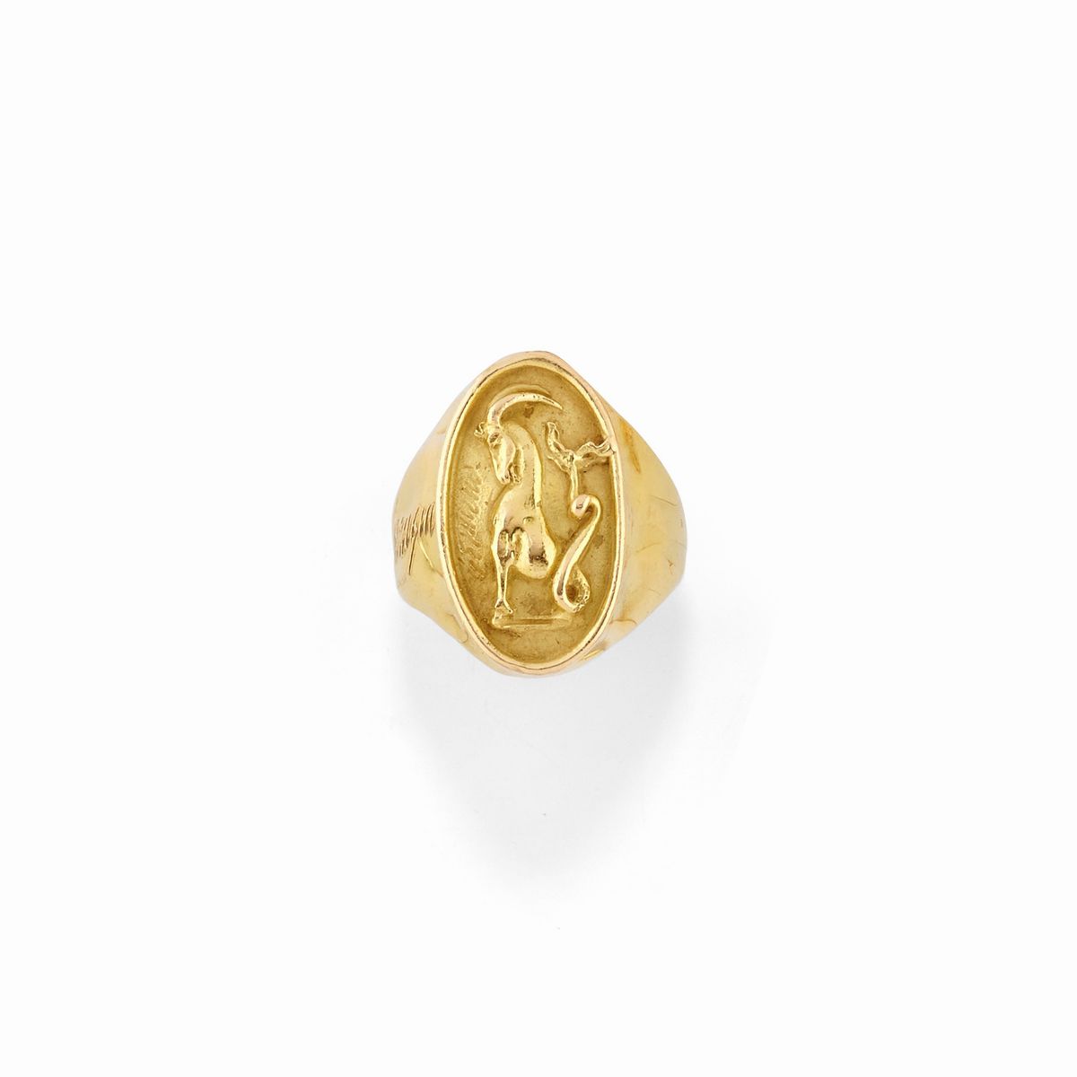 Fermacravatte e anello in oro giallo 18K, con scultura in alto rilievo