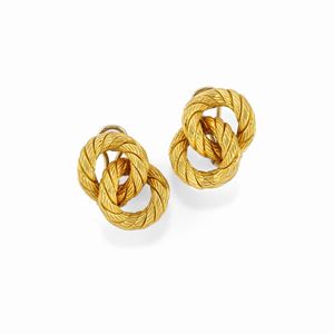 A 18K yellow gold earrings 