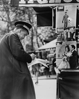 Paris - le vendeu de journaux