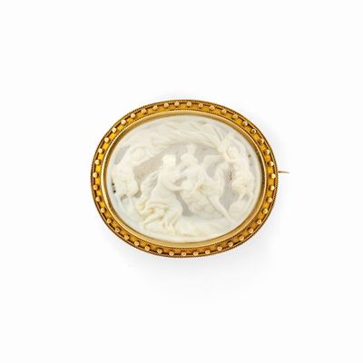 Spilla in oro giallo 18K con cammeo scolpito in alto rilievo