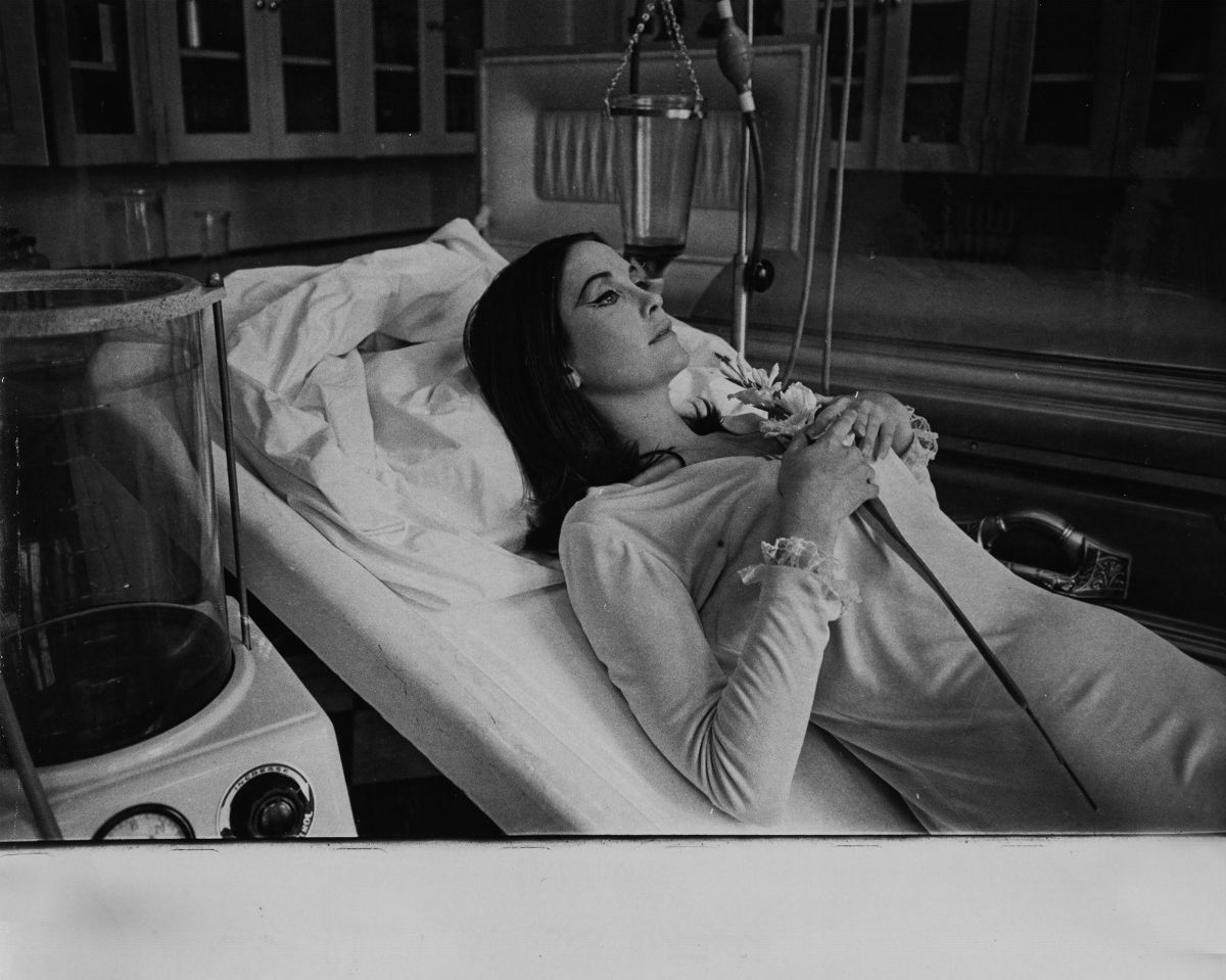 Raymond Depardon - Kathy Simmonds in 'The touchables', 1968, tre stampe vintage alla gelatina ai ...