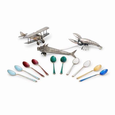 Tre soprammobili in argento e dieci cucchiaini in argento vermeil 925 con smalti decorativi