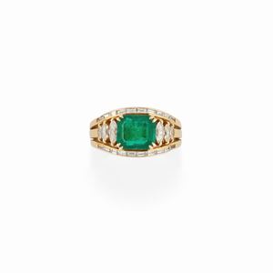  - Anello in oro giallo 18K con smeraldo e diamanti 