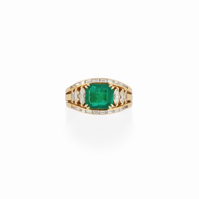 Anello in oro giallo 18K con smeraldo rettangolare di circa 2,00 ct e diamanti