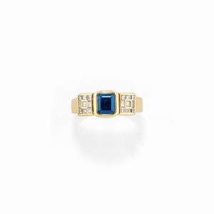  - Anello in oro giallo 18K con zaffiro e diamanti