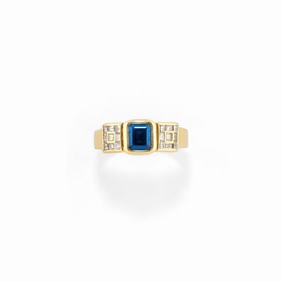 Anello in oro giallo 18K con zaffiro taglio ottagonale e diamanti