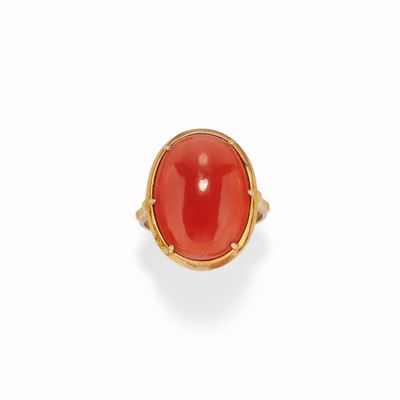 Anello in oro giallo 18K con corallo rosso cabochon