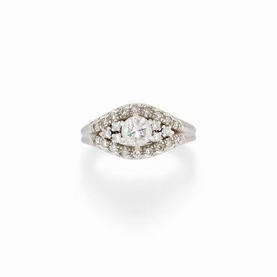 Anello in oro bianco 18K con diamante centrale e diamanti Huit Huit