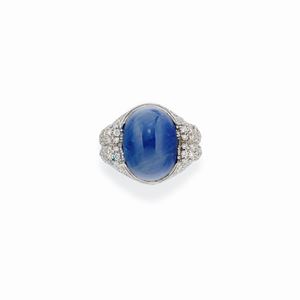  - Anello in oro bianco 18K, diamanti e zaffiro