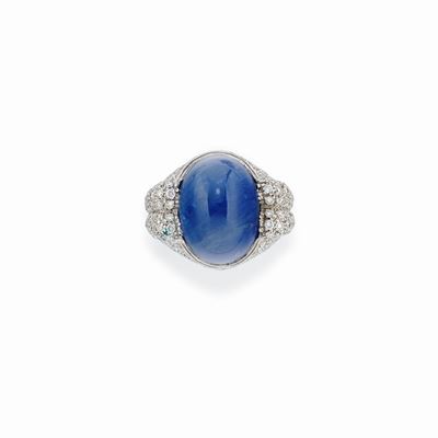 Anello in oro bianco 18K con diamanti e zaffiro cabochon